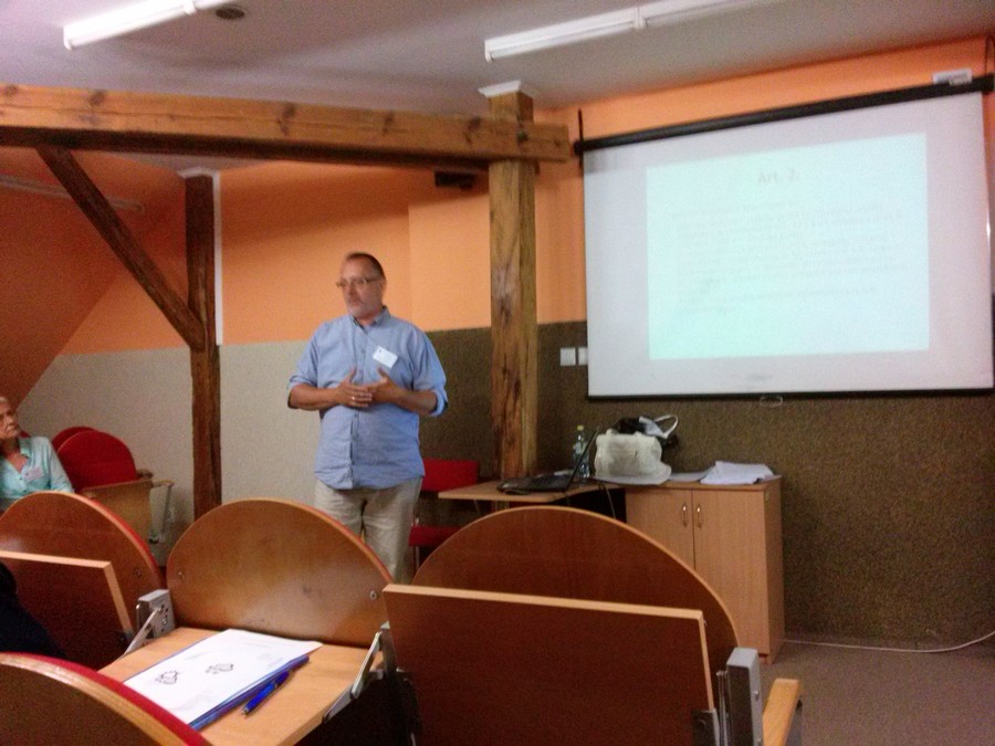 Pan Marek Kolinski prowadzący wykład w czasie szkolenia „Rola funkcjonariuszy Policji w przeciwdziałaniu przemocy w rodzinie w środowisku lokalnym”, Radziejów, 7.06.2016 r., fot. Biuro Wsparcia Rodziny i Przeciwdziałania Przemocy