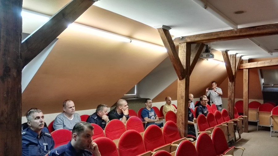 Uczestnicy szkolenia „Rola funkcjonariuszy Policji w przeciwdziałaniu przemocy w rodzinie w środowisku lokalnym” w czasie wykładu, Radziejów, 7.06.2016 r., fot. Biuro Wsparcia Rodziny i Przeciwdziałania Przemocy