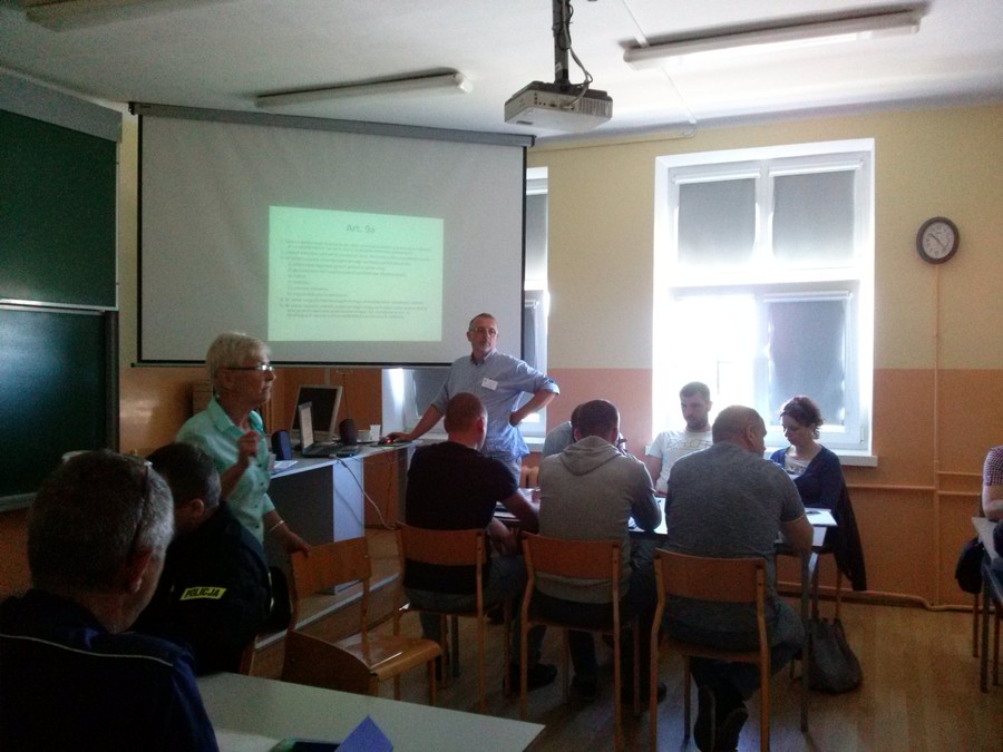 Uczestnicy szkolenia „Rola funkcjonariuszy Policji w przeciwdziałaniu przemocy w rodzinie w środowisku lokalnym” w czasie warsztatów, Radziejów, 7.06.2016 r., fot. Biuro Wsparcia Rodziny i Przeciwdziałania Przemocy