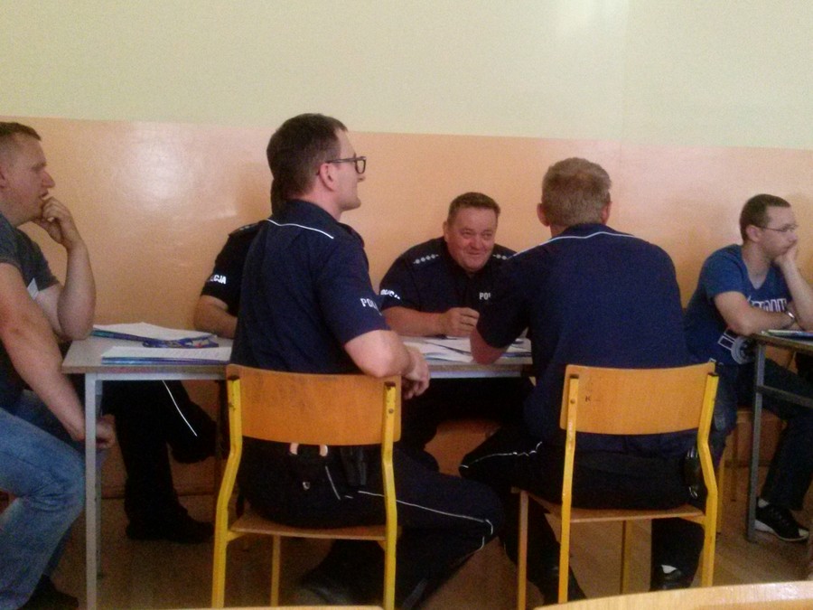 Uczestnicy szkolenia „Rola funkcjonariuszy Policji w przeciwdziałaniu przemocy w rodzinie w środowisku lokalnym” w czasie warsztatów, Radziejów, 7.06.2016 r., fot. Biuro Wsparcia Rodziny i Przeciwdziałania Przemocy