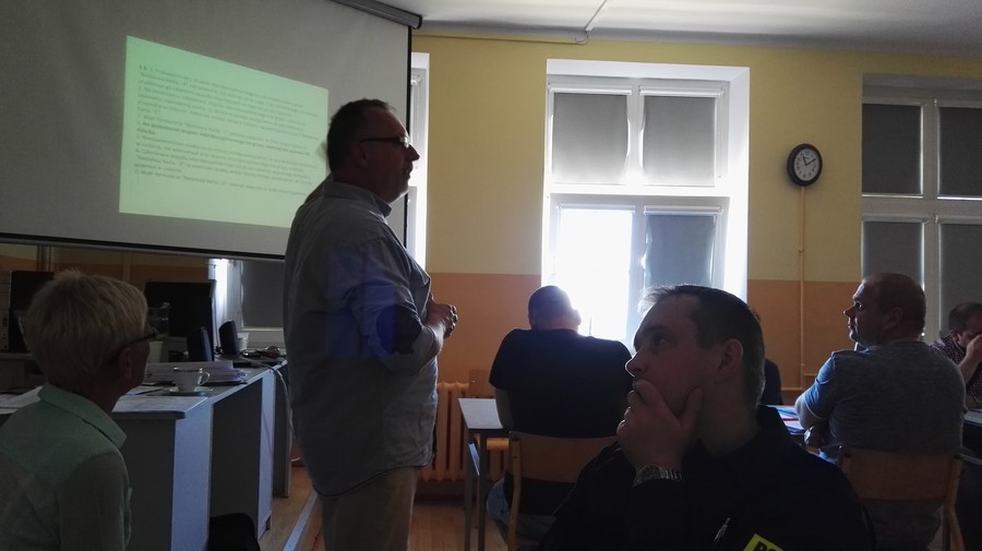 Pan Marek Kolinski prowadzący warsztat w czasie szkolenia „Rola funkcjonariuszy Policji w przeciwdziałaniu przemocy w rodzinie w środowisku lokalnym”, Radziejów, 7.06.2016 r., fot. Biuro Wsparcia Rodziny i Przeciwdziałania Przemocy