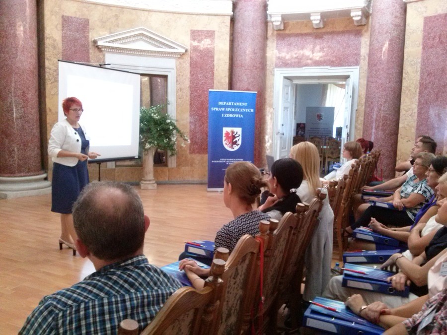 Szkolenie „Wspólnie przeciw przemocy” Lubostroń, 12-14.09.2016 r., p. Ewa Bachanek-Znamierowska prowadzi wykład dla uczestników szkolenia, fot. Biuro Wsparcia Rodziny i Przeciwdziałania Przemocy