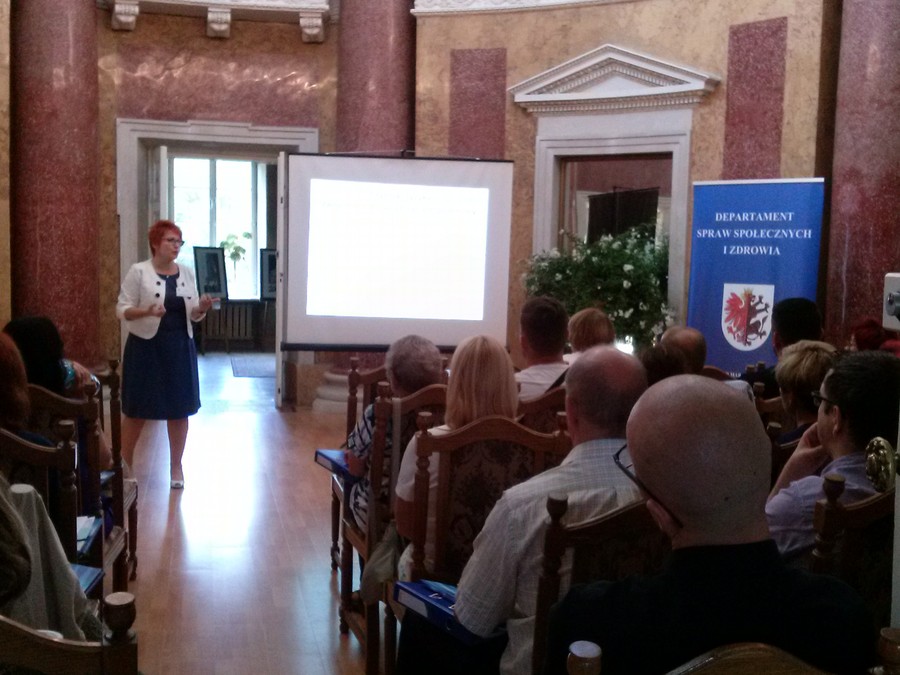 Szkolenie „Wspólnie przeciw przemocy” Lubostroń, 12-14.09.2016 r., p. Ewa Bachanek-Znamierowska prowadzi wykład dla uczestników szkolenia, fot. Biuro Wsparcia Rodziny i Przeciwdziałania Przemocy