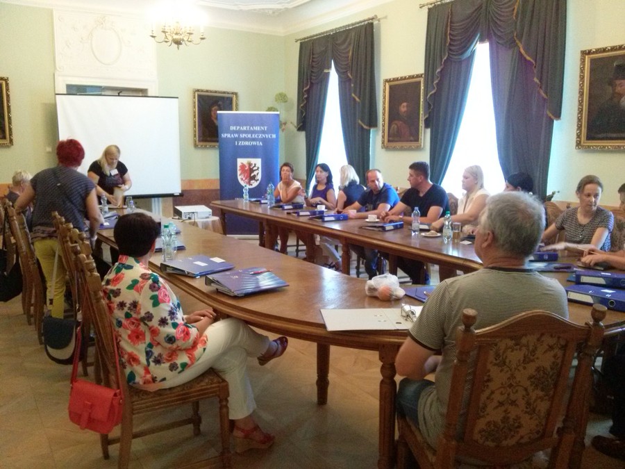 Zajęcia warsztatowe w czasie szkolenia „Wspólnie przeciw przemocy” Lubostroń, 12-14.09.2016 r., prowadzone przez p. Katarzynę Fenik-Gaberle, fot. Biuro Wsparcia Rodziny i Przeciwdziałania Przemocy