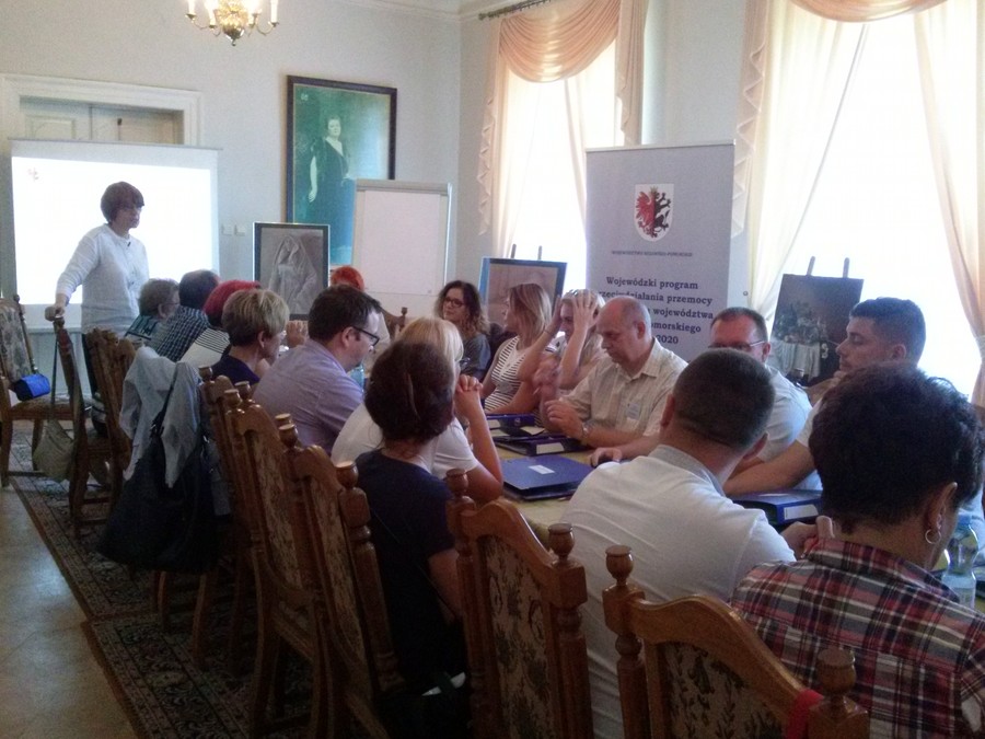 Zajęcia warsztatowe w czasie szkolenia „Wspólnie przeciw przemocy” Lubostroń, 12-14.09.2016 r., prowadzone przez p. Beatę Kitę, fot. Biuro Wsparcia Rodziny i Przeciwdziałania Przemocy