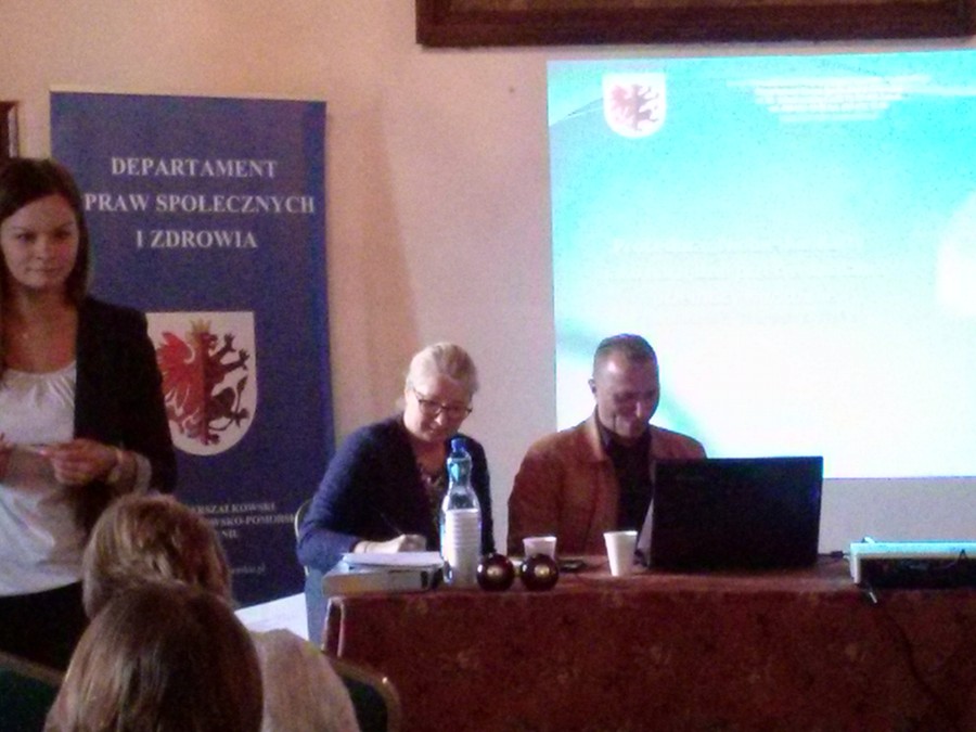 Szkolenie Procedura „Niebieskie Karty” jako narzędzie przeciwdziałania przemocy w rodzinie, Golub-Dobrzyń, 23.09.2016 r., p. Elżbieta Kuleszko i p. Jerzy Parzych prowadzący szkolenie, fot. Biuro Wsparcia Rodziny i Przeciwdziałania Przemocy