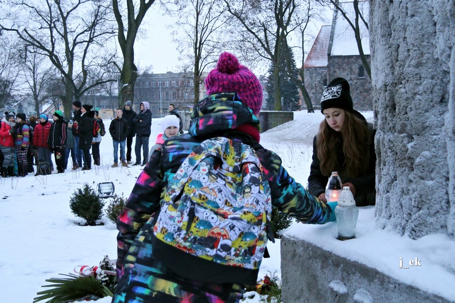 zapelenie zniczy po pomnikiem powstanców wielkopolskich