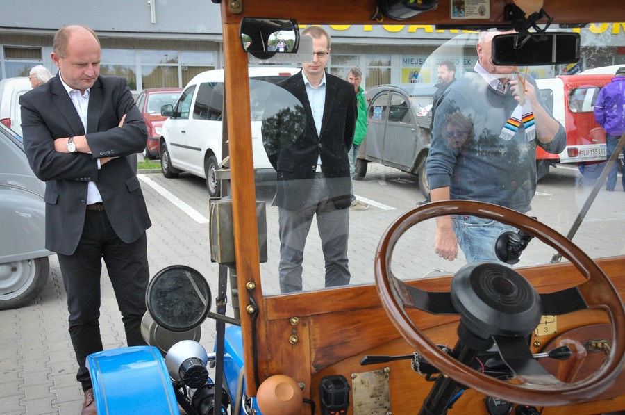 Marszałek Piotr Całbecki na zlocie Miłośników Citroëna 2CV, fot. Jacek Piotrowski