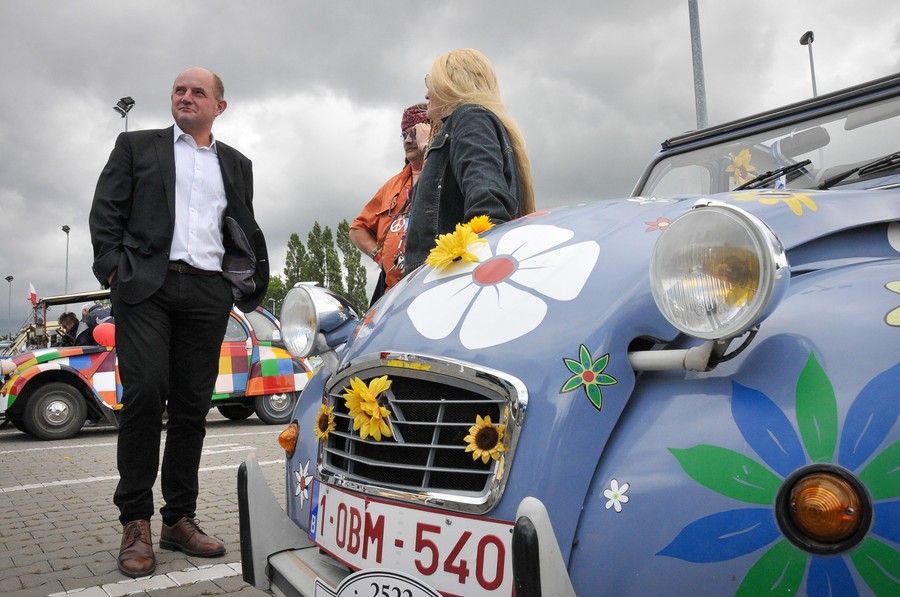 Marszałek Piotr Całbecki na zlocie Miłośników Citroëna 2CV, fot. Jacek Piotrowski