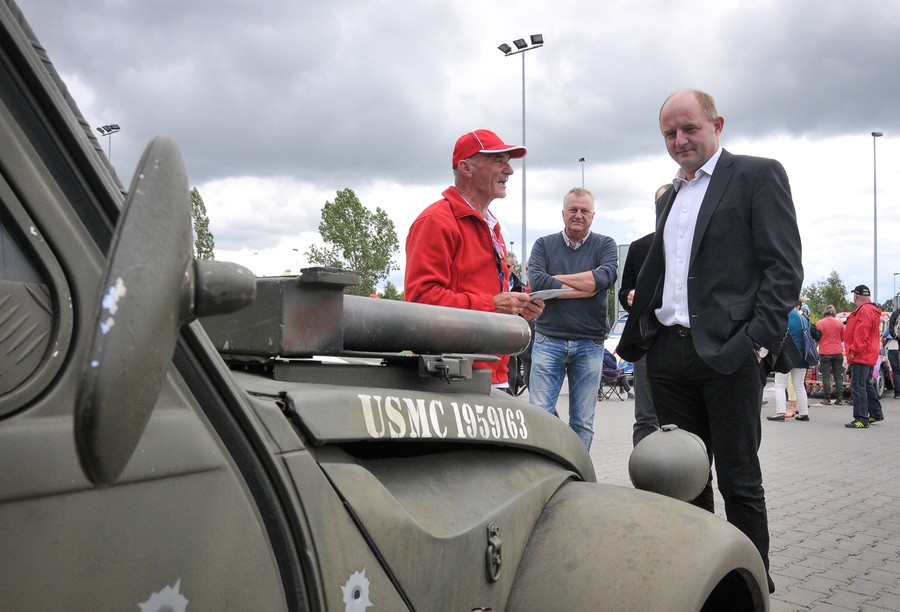 Marszałek Piotr Całbecki na zlocie Miłośników Citroëna 2CV, fot. Jacek Piotrowski