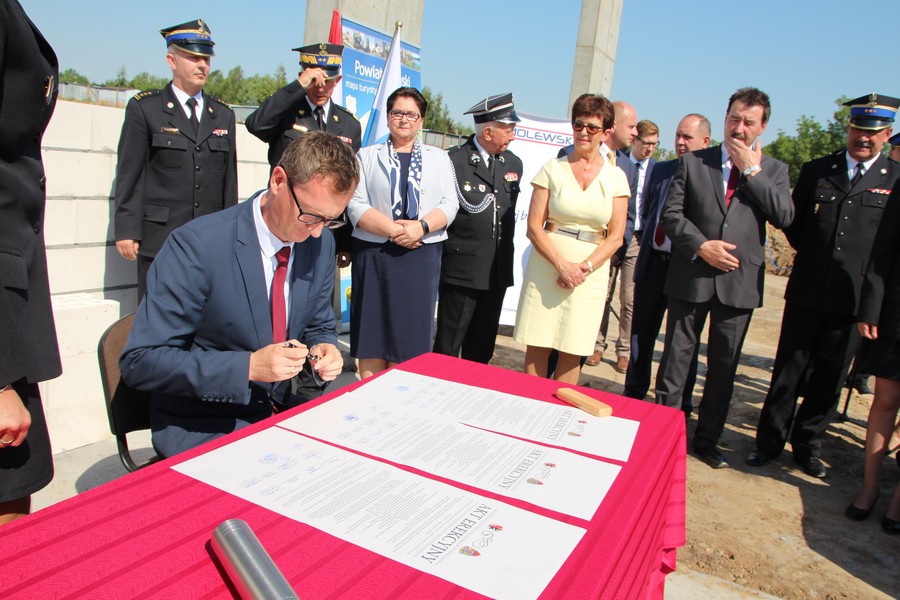 Uroczystość wmurowania aktu erekcyjnego na budowie jednostki ratowniczo-gaśniczej i siedziby Komendy Powiatowej PSP w Żninie, fot. Starostwo Powiatowe w Żninie, Urząd Miejski w Żninie, PSP Żnin