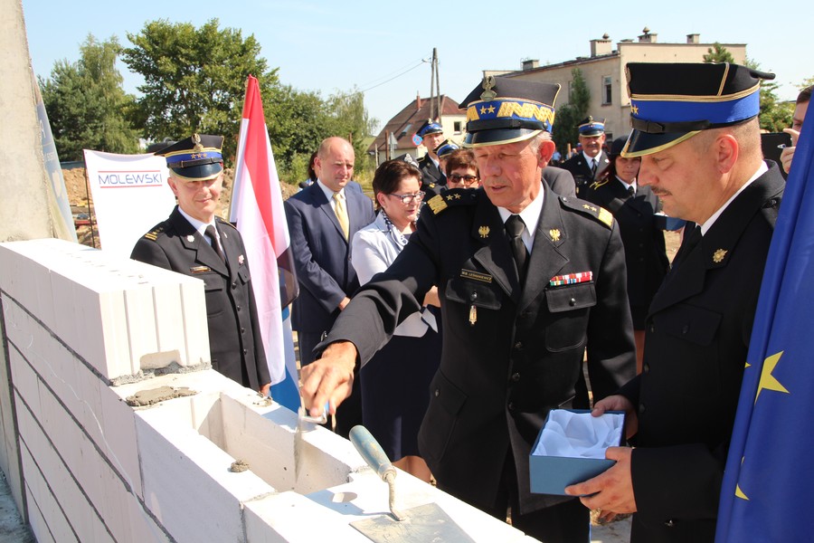 Uroczystość wmurowania aktu erekcyjnego na budowie jednostki ratowniczo-gaśniczej i siedziby Komendy Powiatowej PSP w Żninie, fot. Starostwo Powiatowe w Żninie, Urząd Miejski w Żninie, PSP Żnin