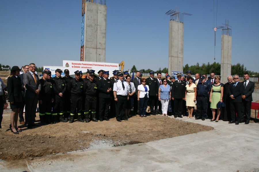 Uroczystość wmurowania aktu erekcyjnego na budowie jednostki ratowniczo-gaśniczej i siedziby Komendy Powiatowej PSP w Żninie, fot. Starostwo Powiatowe w Żninie, Urząd Miejski w Żninie, PSP Żnin