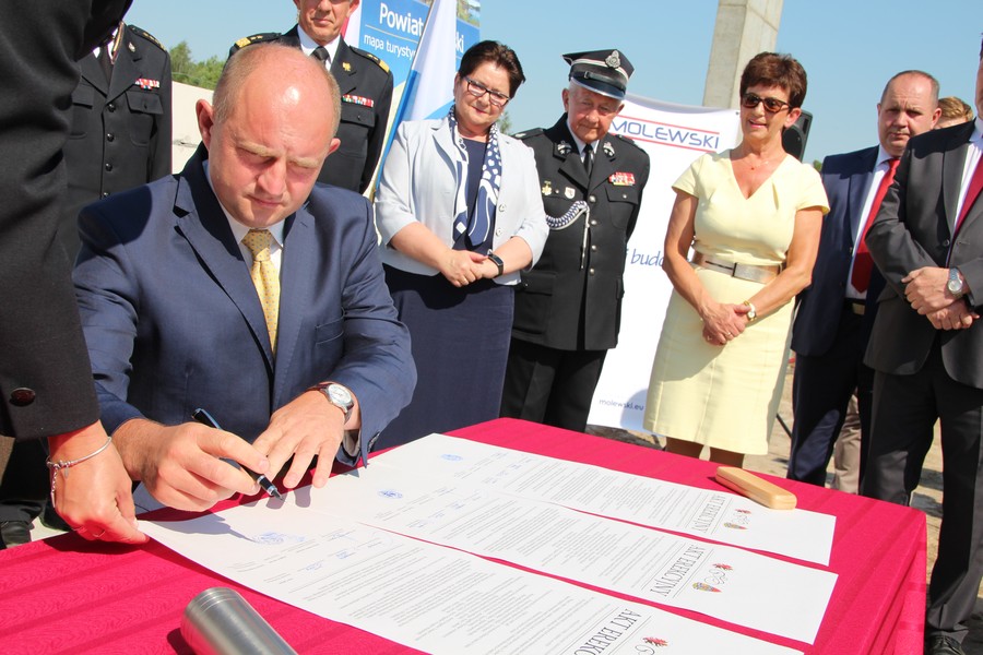 Uroczystość wmurowania aktu erekcyjnego na budowie jednostki ratowniczo-gaśniczej i siedziby Komendy Powiatowej PSP w Żninie, fot. Starostwo Powiatowe w Żninie, Urząd Miejski w Żninie, PSP Żnin