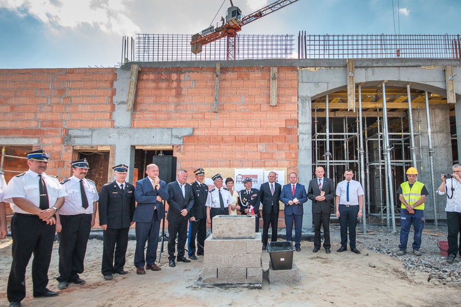 Uroczystość wmurowania aktu erekcyjnego na budowie centrum szkoleniowego dla strażaków w Łubiance (powiat toruński), fot. Szymon Zdziebło