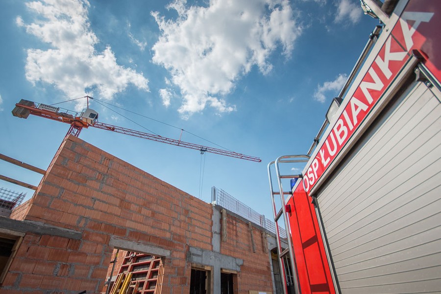 Uroczystość wmurowania aktu erekcyjnego na budowie centrum szkoleniowego dla strażaków w Łubiance (powiat toruński), fot. Szymon Zdziebło