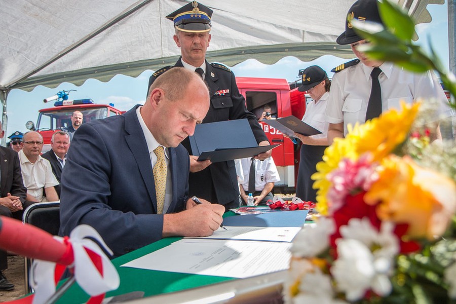 Uroczystość wmurowania aktu erekcyjnego na budowie centrum szkoleniowego dla strażaków w Łubiance (powiat toruński), fot. Szymon Zdziebło