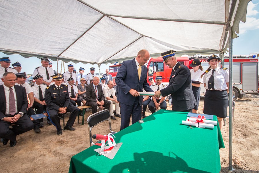 Uroczystość wmurowania aktu erekcyjnego na budowie centrum szkoleniowego dla strażaków w Łubiance (powiat toruński), fot. Szymon Zdziebło