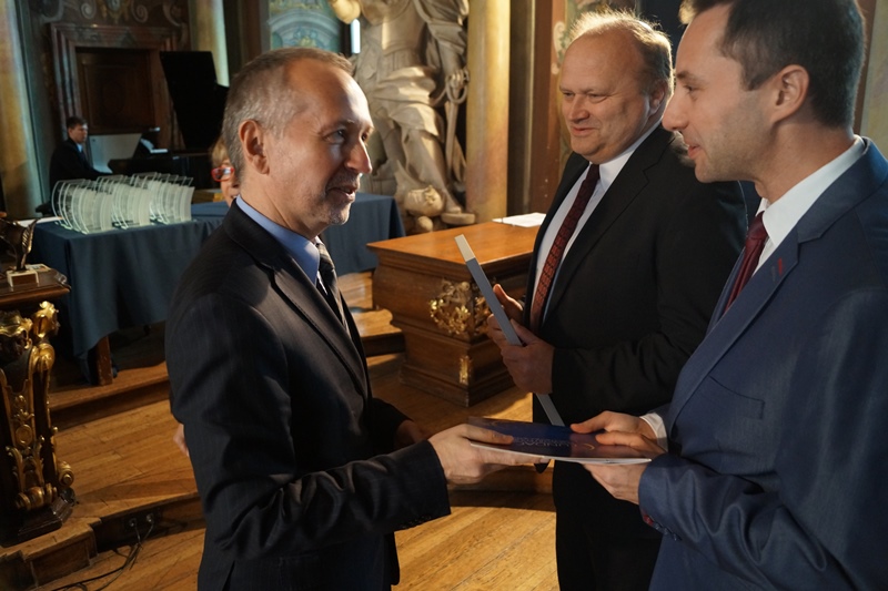 Czesław Ficner, zastępca dyrektora i Jarosław Przybył, naczelnik Wydziału Projektów Edukacyjnych i Stypendiów w Departamencie Kultury, Dziedzictwa Narodowego i Edukacji UM WK-P podczas gali wręczenia wyróżnień, fot. Zygmunt Słabowski