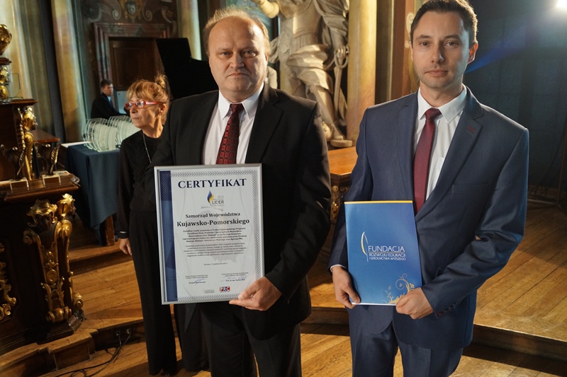 Czesław Ficner, zastępca dyrektora i Jarosław Przybył, naczelnik Wydziału Projektów Edukacyjnych i Stypendiów w Departamencie Kultury, Dziedzictwa Narodowego i Edukacji UM WK-P podczas gali wręczenia wyróżnień, fot. Zygmunt Słabowski