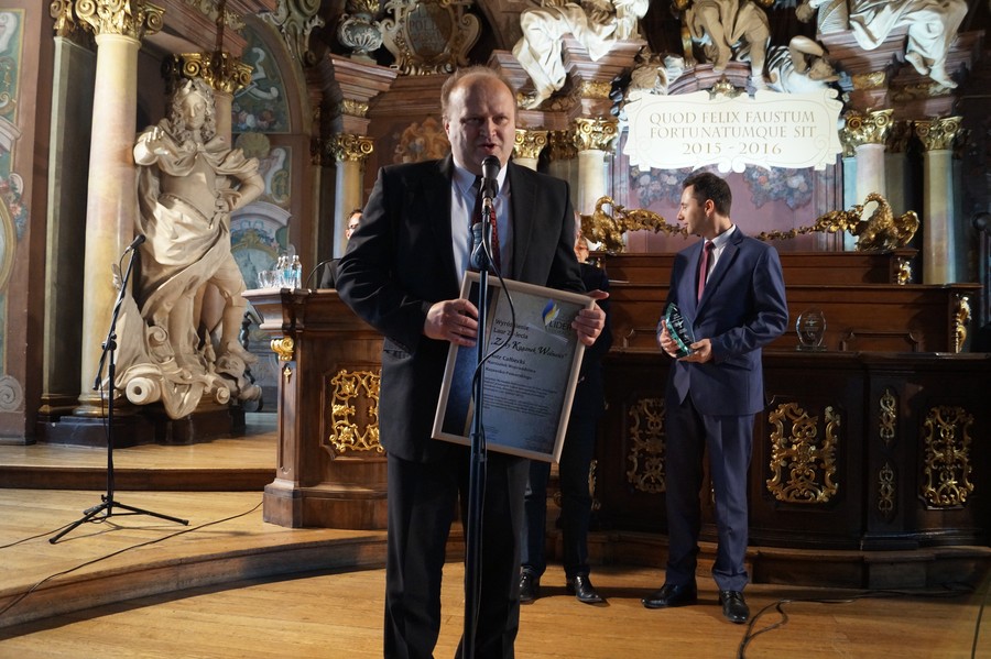 Czesław Ficner, zastępca dyrektora i Jarosław Przybył, naczelnik Wydziału Projektów Edukacyjnych i Stypendiów w Departamencie Kultury, Dziedzictwa Narodowego i Edukacji UM WK-P podczas gali wręczenia wyróżnień, fot. Zygmunt Słabowski