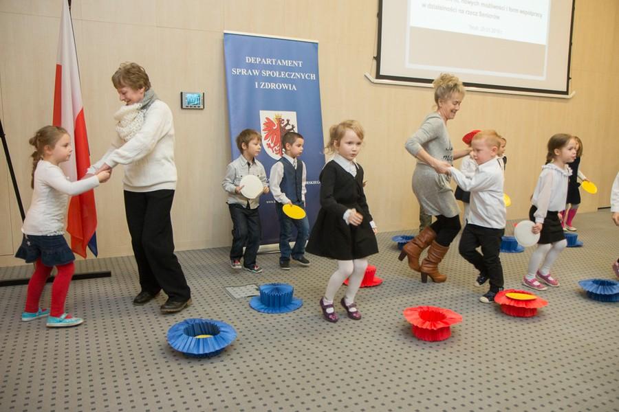 Seminarium na temat działalności na rzecz seniorów, fot. Szymon Zdziebło/tarantoga.pl