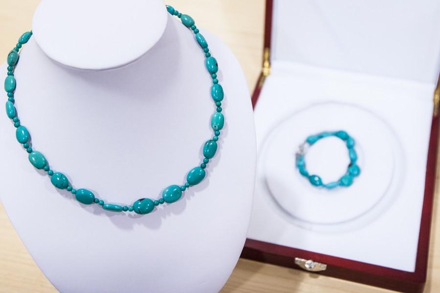 Zestaw biżuterii z turkusu przekazany przez władze chińskiej Prowincji Hubei, fot. Andrzej Goiński