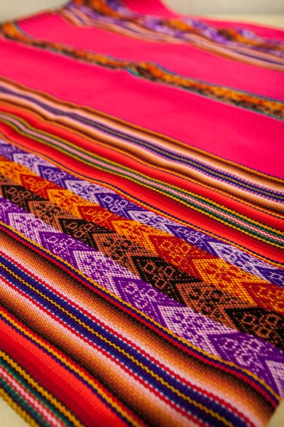 Haftowany szal przekazany przez Ambasadora Republiki Peru Alberto Salasa Barahona, fot. Andrzej Goiński