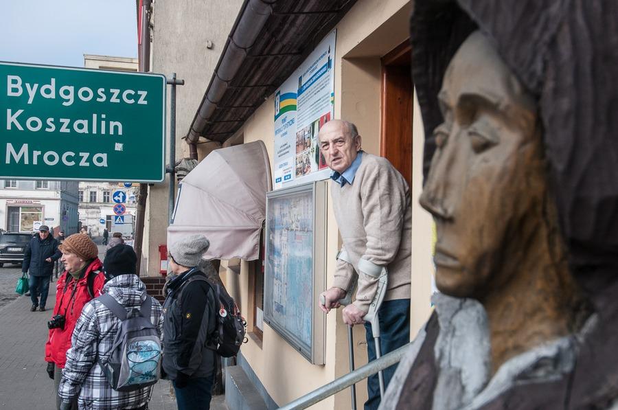 Zwiedzanie izby pamięci z okazji Dnia Przewodnika Turystycznego w Koronowie, fot. Tymon Markowski