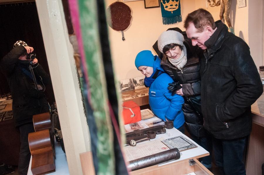 Zwiedzanie izby pamięci z okazji Dnia Przewodnika Turystycznego w Koronowie, fot. Tymon Markowski