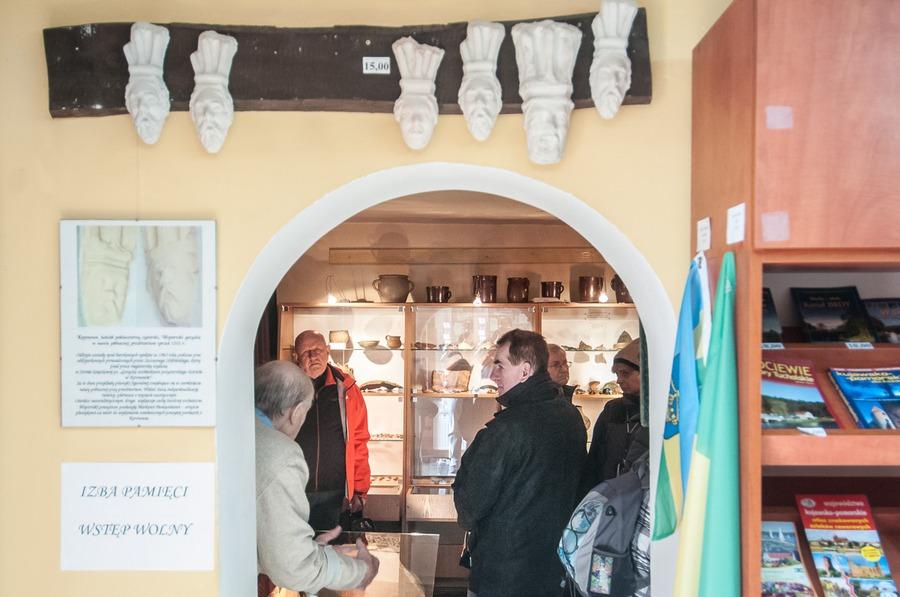 Zwiedzanie izby pamięci z okazji Dnia Przewodnika Turystycznego w Koronowie, fot. Tymon Markowski