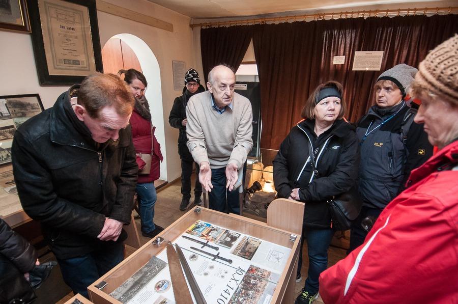 Zwiedzanie izby pamięci z okazji Dnia Przewodnika Turystycznego w Koronowie, fot. Tymon Markowski