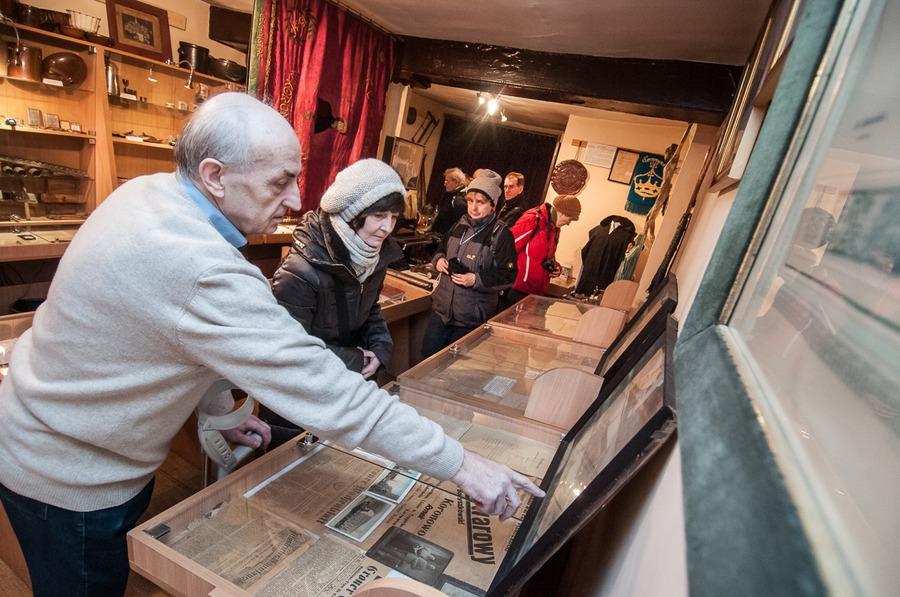 Zwiedzanie izby pamięci z okazji Dnia Przewodnika Turystycznego w Koronowie, fot. Tymon Markowski