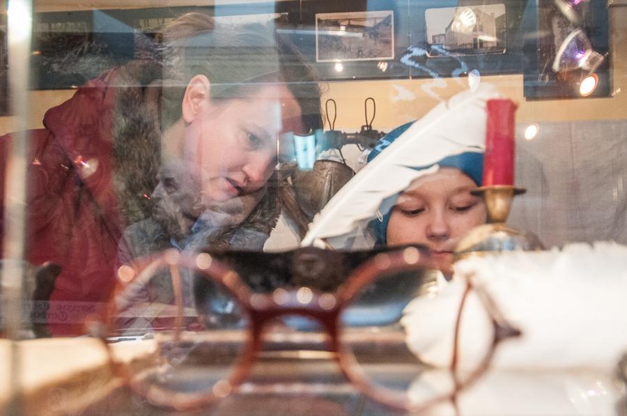 Zwiedzanie izby pamięci z okazji Dnia Przewodnika Turystycznego w Koronowie, fot. Tymon Markowski