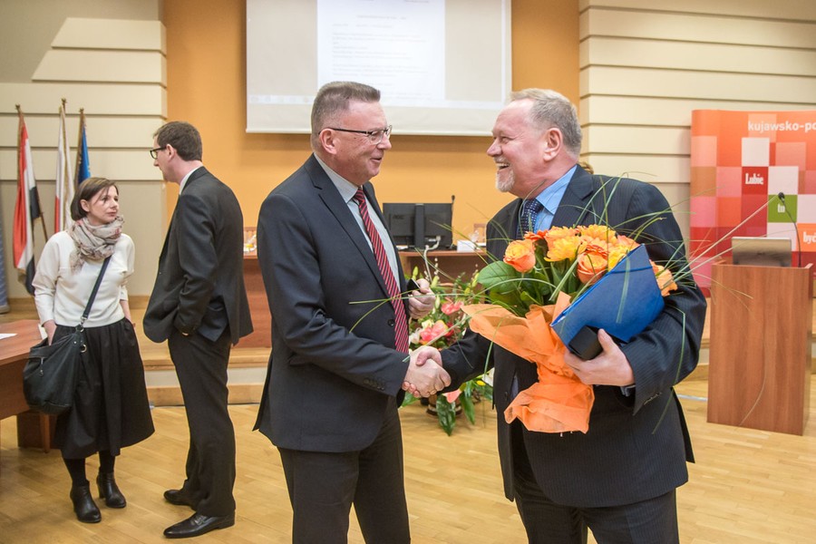 Nadzwyczajna sesja sejmiku województwa we Włocławku, fot. Szymon Zdziebło/tarantoga.pl
