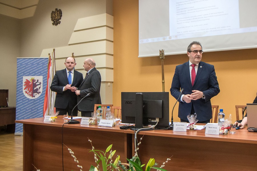 Nadzwyczajna sesja sejmiku województwa we Włocławku, fot. Szymon Zdziebło/tarantoga.pl