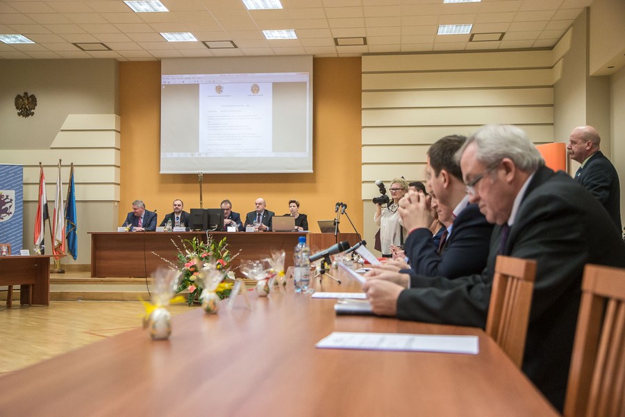 Nadzwyczajna sesja sejmiku województwa we Włocławku, fot. Szymon Zdziebło/tarantoga.pl