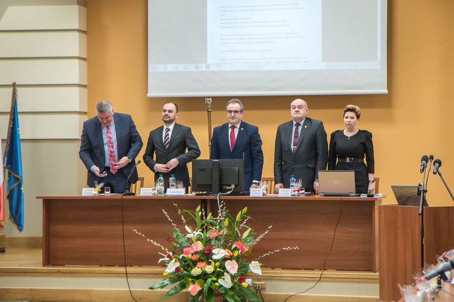 Nadzwyczajna sesja sejmiku województwa we Włocławku, fot. Szymon Zdziebło/tarantoga.pl