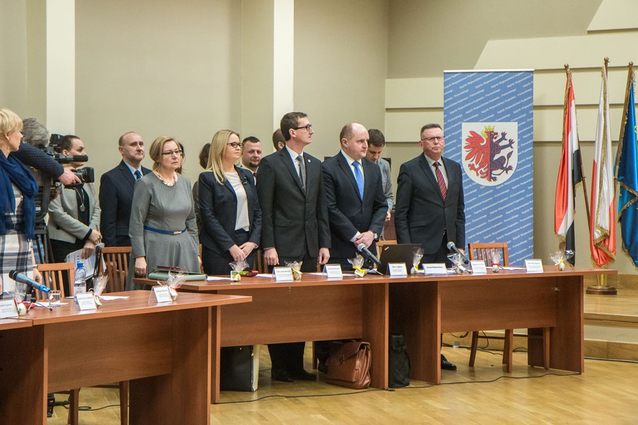 Nadzwyczajna sesja sejmiku województwa we Włocławku, fot. Szymon Zdziebło/tarantoga.pl