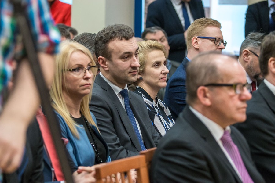 Nadzwyczajna sesja sejmiku województwa we Włocławku, fot. Szymon Zdziebło/tarantoga.pl