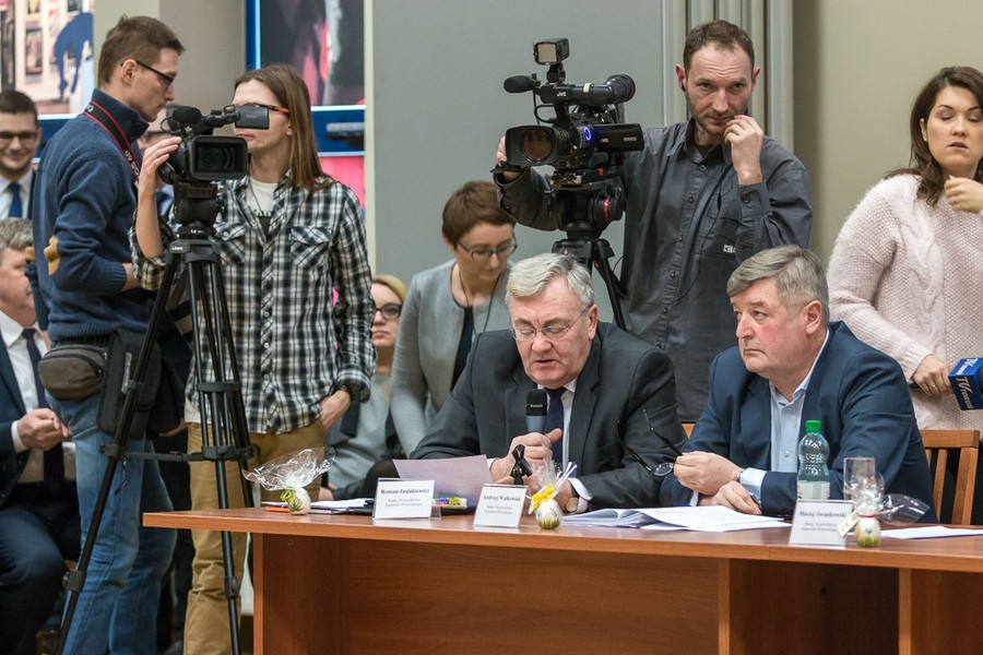 Nadzwyczajna sesja sejmiku województwa we Włocławku, fot. Szymon Zdziebło/tarantoga.pl