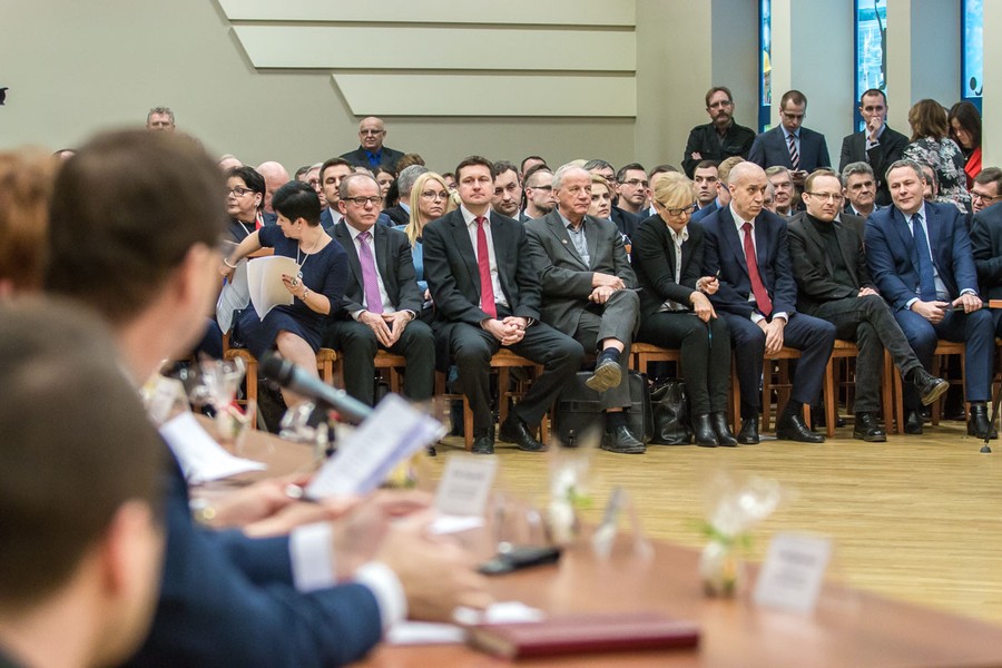 Nadzwyczajna sesja sejmiku województwa we Włocławku, fot. Szymon Zdziebło/tarantoga.pl