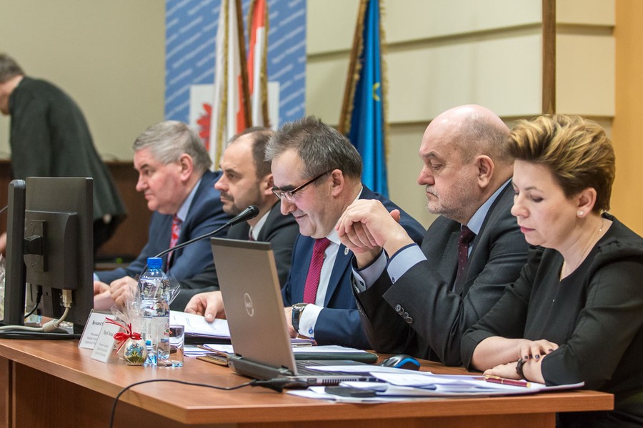 Nadzwyczajna sesja sejmiku województwa we Włocławku, fot. Szymon Zdziebło/tarantoga.pl