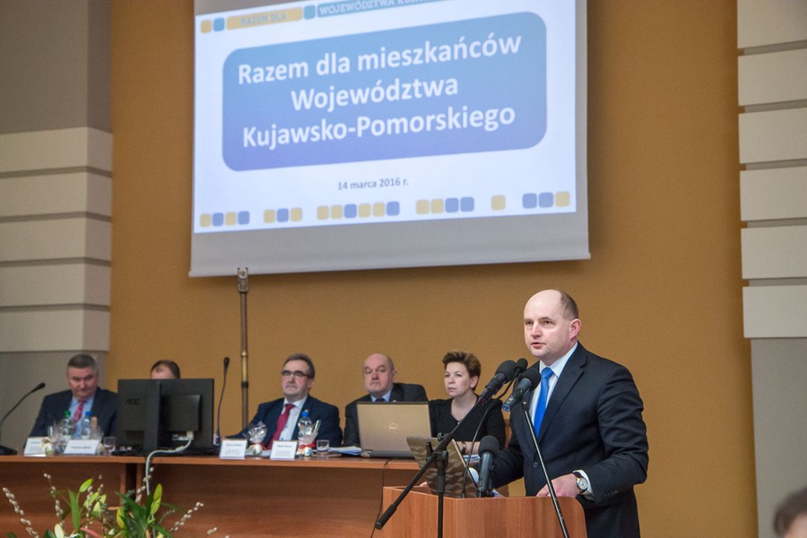 Nadzwyczajna sesja sejmiku województwa we Włocławku, fot. Szymon Zdziebło/tarantoga.pl