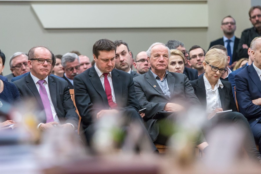 Nadzwyczajna sesja sejmiku województwa we Włocławku, fot. Szymon Zdziebło/tarantoga.pl