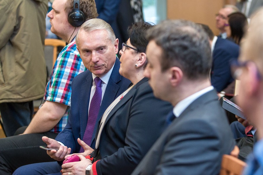 Nadzwyczajna sesja sejmiku województwa we Włocławku, fot. Szymon Zdziebło/tarantoga.pl