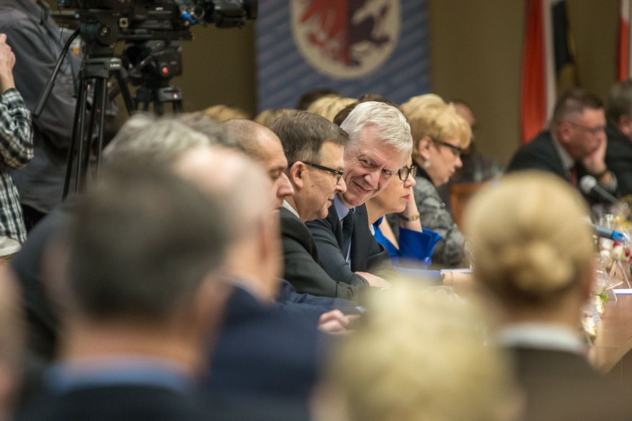 Nadzwyczajna sesja sejmiku województwa we Włocławku, fot. Szymon Zdziebło/tarantoga.pl