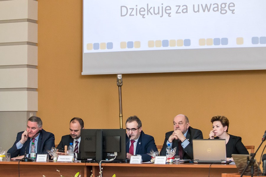 Nadzwyczajna sesja sejmiku województwa we Włocławku, fot. Szymon Zdziebło/tarantoga.pl