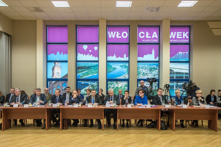 Nadzwyczajna sesja sejmiku województwa we Włocławku, fot. Szymon Zdziebło/tarantoga.pl