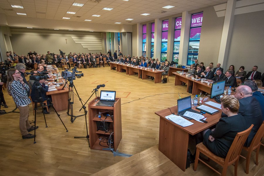 Nadzwyczajna sesja sejmiku województwa we Włocławku, fot. Szymon Zdziebło/tarantoga.pl